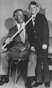 473,481 likes · 8,462 talking about this. Gordie Howe With A Young Wayne Gretzky In 1972 Hockey