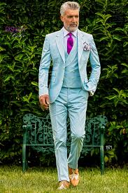 Der hochzeitsanzug für den herren bekommt nicht ganz so viel aufmerksamkeit, wie es das brautkleid bekommt, aber die richtige wahl ist genauso man sollte sich aber vor dem kauf eines hochzeitsanzug für den herren gut informieren, sonst kann es passieren, dass man über den tisch. Herren Anzug Hellblau Aus Reiner Baumwolle