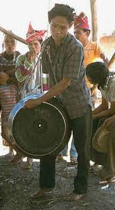 The agung is also ubiquitous among other groups found in palawan, panay, mindoro, mindanao, sabah, sulawesi, sarawak and kalimantan as an integral part of the agung orchestra. Agung