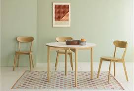Set meja makan jati klasik sobyant dengan lima bagian ruang makan suite yang mengesankan oleh ercol. 13 Desain Meja Makan Bentuk Bundar Solusi Untuk Ruang Makan Berukuran Kecil Interiordesign Id