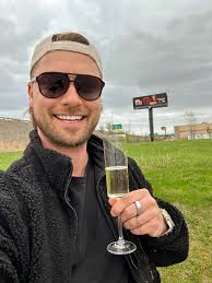 PANNEAU D'AUTOROUTE 🚗✌🏼 Pour mon émission de cuisine sur Crave et  Noovomoi 🔥 Crave Noovo Moi Gros milestone pour mon équipe et moi, ma tête  sur les panneaux d'autoroute! Absolument incroyable🙏🏼 Tellement