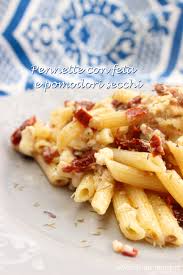 160 gr di pomodori secchi 80 gr di mandorle 1 spicchio d'aglio origano secco peperoncino sale olio e.v. Pasta Con Feta E Pomodori Secchi Cucinando Con Gioia