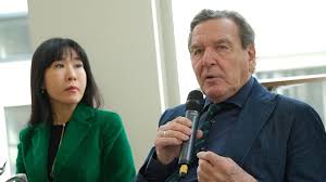 Gerhard schröder, german politician, chancellor of germany from 1998 to 2005. Video Gerhard Schroders Hagebutten Lehrstunde Brigitte De