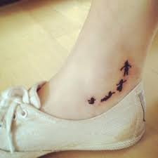 Disney Peter Pan Tattoo On Ankle For Girls Enkeltatoeage Enkel Tatoeage Ontwerpen Kleine Tatoeage