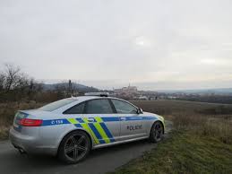 La police désigne de manière générale l'activité consistant à assurer la sécurité des personnes et des biens en faisant appliquer la loi. Policie Ma Novou A Ostrou Hracku Od Audi Garaz Cz