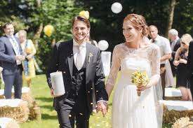 Selina und steve sind von ihrer gemeinsamen zeit überwältigt und können kaum glauben, endlich die perfekten ehepartner gefunden zu haben. Vintage Hochzeit Hochzeitsblog The Little Wedding Corner