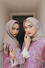 Fashion merupakan gaya berpakaian seseorang yang selalu mengikuti perkembangan jaman. Kumpulan Model Baju Lebaran 2021 Untuk Remaja Wanita Dijamin Tetap Trend Dan Kekinian Pasundan Ekspres