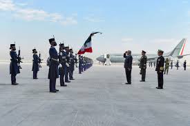 No sigue ni el más mínimo principio del diseño de logotipos y si no me dicen ni me doy cuenta que esa pulga es un. Presidente Inaugura Base Aerea Militar No 1 En Santa Lucia Construccion Del Aeropuerto Felipe Angeles Tiene Avance Del 50 Presidente De Mexico