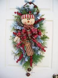 Decorar la puerta de nuestro salón genera un ambiente confortable en el aula, recordemos que la puerta es lo primero que ve el niño al entrar a su salón, ahora imaginemos lo fabuloso que puede resultar ver la puerta de entrada con uno de los personajes favoritos. Diy Decoracion Navidena Para Puertas Gimsblog