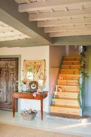 Los elementos rústicos que usamos para el diseño interior, tales como la piedra, las vigas de madera, la posibilidad de reciclar mobiliario antiguo y, en especial, todo lo que aportan los elementos del entorno exterior a la concepción del espacio interior, hacen que nos. Fin De Ano En Una Casa De Campo Casas Francesas Rusticas Decoracion Casas Rurales Interiores De Cabanas