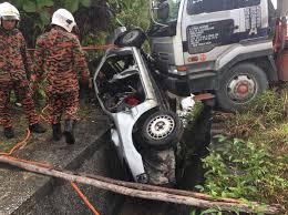 Koleksi kemalangan jalan raya yang sempat dirakam melalui dashcam. Treler Rempuh Kereta Satu Maut