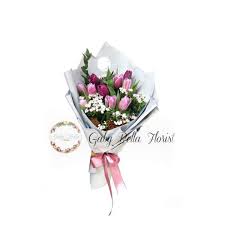 Jenis bunga ini memang sangat elegan. Hand Bouquet 535 Buket Bunga Tulip Buket Bunga Wisuda Buket Bunga Cantik Bunga Valentine Terbaru Agustus 2021 Harga Murah Kualitas Terjamin Blibli