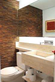 A Cuba Esculpida Do Lavabo Em Marmore Travertino Romano Bruto E Valorizada Pelo Mosaico De Filete Projeto Do Banheiro Banheiros Modernos Interior Do Banheiro