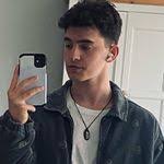 Etienne Roets's Instagram, Twitter & Facebook