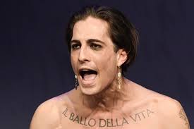 Damiano David opet izludeo žene: Pozirao u tikou i pokazao zadnjicu FOTO