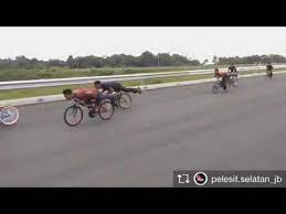 Basikal lajak aksi harus pakai helmet tapi super fly ni share & subscribe. Basikal Lajak Fly Tepi Highway 2017 By Pelesitselatanjb Youtube