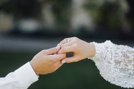 إِنَّ الْحَمْدَ لِلَّهِ نَحْمَدُهُ وَنَسْتَعِيْنُهُ. Contoh Sambutan Lamaran Pihak Laki Laki Disertai Pantun Qobiltu Co