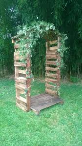 L'été se fait sentir et les températures le salon de jardin nous rappelle l'été, sa détente, sa bonne humeur et son partage. Friends Of Mine Got Married This Past Weekend In A Beautiful Outdoor Ceremony The Arbor Was Built For Them Meuble Jardin Palette Palette Jardin Meuble Jardin