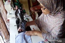 Tak heran jika bisnis seputar tata busana tak pernah mati dan terus saja berkembang seperti halnya bisnis makanan. Gandeng Penjahit Dekranasda Siak Produksi 10 000 Masker Antara News Riau