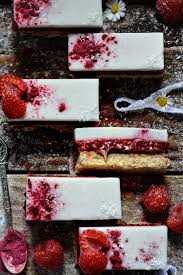Barres De Panna Cotta Vegetaliennes Chocolat Framboise Noix De Coco En 2020 Noix De Coco Chocolat Vegane Barres Sans Gluten