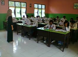 Guru matematika ini membuat suasana kelas menjadi sedikit heboh dengan video yang ia tampilkan di depan kelas. Kombinasi Antara Kesadaran Peran Dari Guru Siswa Dan Orang Tua Dalam Pendidikan Perempuan April