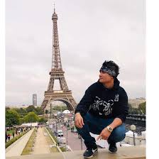 He's not afraid to make generalizations about how men bathe. Christian Meza Comediante Home Facebook