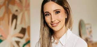 Melanie Nolan's Instagram, Twitter & Facebook