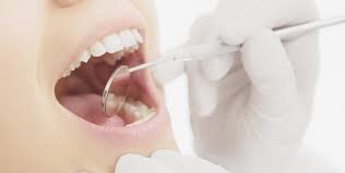 Zuerst wird der zahnarzt über den eingriff aufklären, danach untersucht er die betroffene stelle und führt die behandlung durch. Zahn Ziehen Das Mussen Sie Wissen