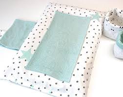 Ensembles Pour La Chambre Et Le Lit De Bebe Di Petitlionforbaby In 2020 Boutique Couture Baby Deco