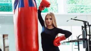 Allenamento di kick boxing femminile di atlete con appena due mesi di preparazione, insegnanti nicola scacchia e enzo scacchia. Fit Boxe Cos E Benefici Chi Puo Praticarla Pg Magazine