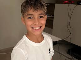 Muchas felicidades al grandote de la casa !! Espero que sigas sonriendo y  creciendo mucho y que nosotros estemos siempre cerca de ti para celebrarlo.  Te echamos de menos y te queremos