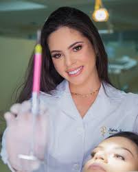 Olá, me chamo Rafaela Rossi, sou cirurgiã-dentista formada pela  Universidade Franciscana (UFN), em Santa Maria e pós-graduada em Prótese  Dentária e Odontologia Digital na Associação Brasileira de Odontologia  (ABORS), em Porto Alegre.