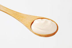 Der fettgehalt ist mit 40% zwar tatsächlich höher, die crème double wird jedoch aus süßrahm hergestellt und findet. Den Unterschied Von Sauerrahm Und Creme Fraiche Erklart