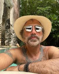 Alejandro Fernández added a new...