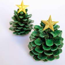 Avec un dessin de sapin de noël. 1001 Idees Creatives Que Fabriquer Avec Des Pommes De Pin Diy Deco Noel Pomme De Pin Bricolage De Noel Facile A Faire