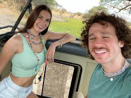 La elección del youtuber luisito comunica como la voz de sonic en su próxima película ha dado lugar el pasado fin de semana, luisito comunica fue criticado otra vez en redes sociales por una. La Foto De Mezcal De Luisito Comunica Con Arianny Tenorio Que Nos Enojo Otra Vez Actitudfem