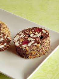 Bunatatea tortului cu biscuiti este conferita de adaosul stafidelor, merisoarelor si coaja confiata de portocala. Salam De Biscuiti Cu Ciocolata Si Nuca Dulciuri Fel De Fel