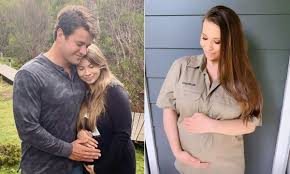 Terri irwin reveals pregnant daughter bindi irwin's due date is 'next month'. Bindi Irwin S Fans Notice Unexpected Detail In Bare Baby Bump Photo Hello