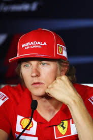 Aus dem silberpfeil, der vergangene saison ganz in schwarz fuhr, ist in diesem jahr ein silberrücken was kann der sf21 von ferrari in diesem jahr leisten? Kimi Raikkonen Formel 1 Fahrer
