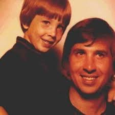 Marilyn manson and courtney love have battled for more than 20 years, but he told us they're on good terms. Marilyn Manson S Father Has Died Toronto Com
