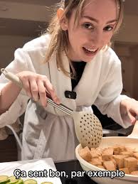 Chefin Testet Ein Produkt Draus Und Die Andere Geht Dann Zum Show Von Der