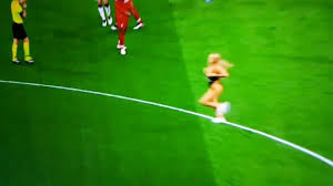 Kinsey hit the headlines in 2019 by streaking at football's showpiece final between spurs and liverpool. Female Streaker At Uefa Champions League Final Has Been Identified