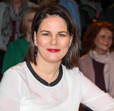 Ist ihr höhenflug schon zu ende? Annalena Baerbock Badeanzug Annalena Baerbock Wikipedia Baerbock Ist Seit 2013 Mitglied Des Deutschen Bundestages Clockenstock