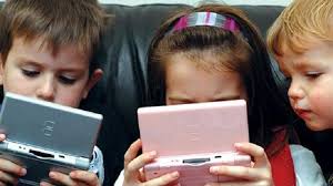 Tips Menjaga Kesehatan Mata Bagi Kamu yang Gemar Mainkan Gadget atau Kerja  di Depan Laptop