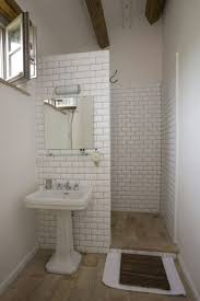 So if you have already designed your bathroom, e suggest to find out stylish bathroom remodel ideas 2021 and learn something useful for ourselves. Kleines Bad Fliesen Helle Fliesen Lassen Ihr Bad Grosser Erscheinen In 2020 Simple Bathroom Designs Tiny House Bathroom Small Bathroom Remodel