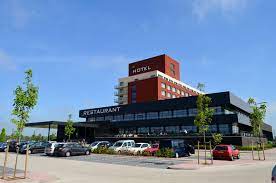 Mooie schone kamers en, ondanks de naastgelegen autoweg, ontzettend rustig (dubbel dubbel glas). Hotel Van Der Valk Zwolle In Zwolle Nederland Zoover