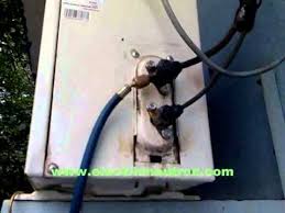 Proses pengecasan gas aircond juga boleh dilakukan secara bebas di rumah. How To Refill Air Condition Refrigerant R22 Wmv Youtube