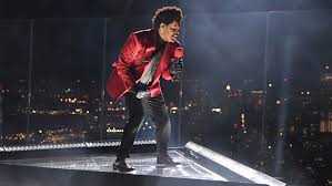 The weekend kicked off the 2020 mtv video music awards with a live performance of blinding lights from a staggering stage overlooking new york city, and, well, you didn't think he was going to. Membuka Mtv Vma 2020 The Weeknd Tampil 300 Meter Di Atas Kota New York Merahputih