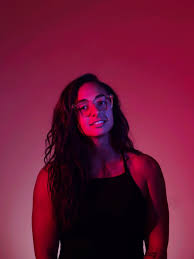 2017 yılı içerisinde yayınlanan logan, atomic blonde, john wick 2 ve blade runner 2099 gibi popüler filmlerde bisexual lighting uygulaması görmek mümkündür; Portraits Of Prominent Bisexuals Made Visible In Bisexual Lighting Into