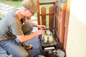 Der porzellanemaillierte grillrost sorgt für gleichmäßige hitzeverteilung über die gesamte grillfläche. Go Anywhere Picknickgrill Von Weber